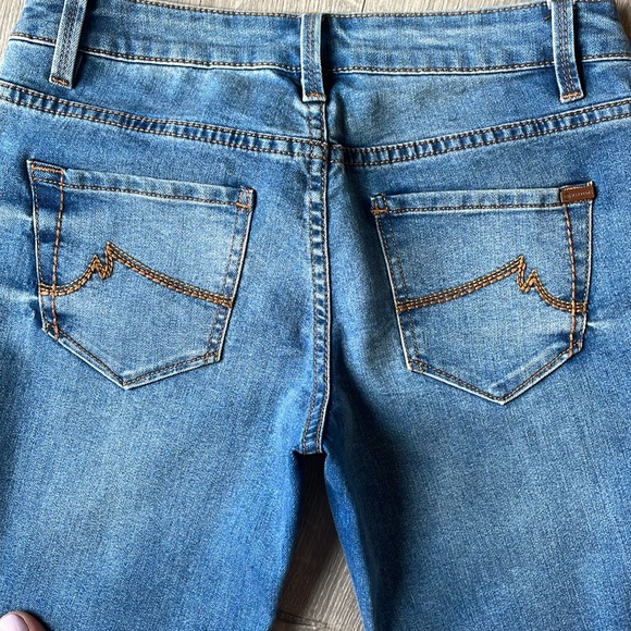 Max studio Ankle  Jeans with Rose hardware and embroidered pocket design. - Picture 5 of 9